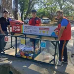 Mahasiswa KKN Tematik Zero Waste Unhas menyiapkan titik pemilahan sampah anorganik bagi warga Laikang. (Foto: Dok. Pribadi)